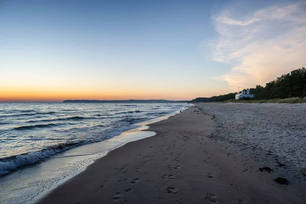 Almanya 'nın Rgen adasında Prora kompleksi yakınında bir plaj. 