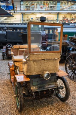 Prag, Çek Cumhuriyeti - 14 Ekim 2025: De Dion - Bouton L, 1902. Üretici De Dion, Bouton et Cie, Fransa. Dört vuruşluk tek silindirli bir yolcu vagonu..