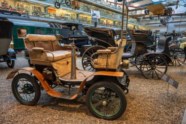 Prag, Çek Cumhuriyeti - 14 Ekim 2025: De Dion - Bouton L, 1902. Üretici De Dion, Bouton et Cie, Fransa. Dört vuruşluk tek silindirli bir yolcu vagonu..