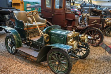 Prag, Çek Cumhuriyeti - 14 Ekim 2025: Laurin & Klement voiturette B, 1906. Üretici Laurin & Klement, Mlad Boleslav, Bohemya. Sıvı soğutmalı çift silindirli motoru olan yolcu vagonu..