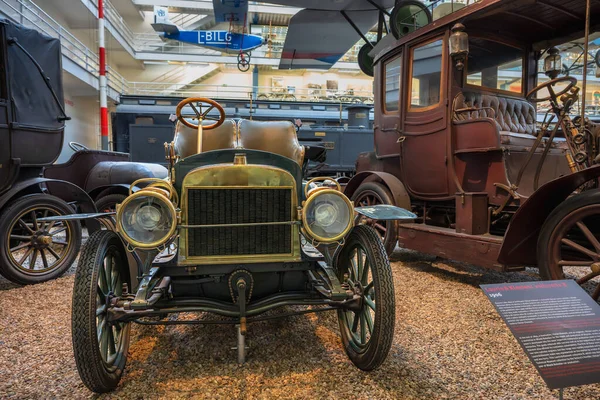 Prag, Çek Cumhuriyeti - 14 Ekim 2025: Laurin & Klement voiturette B, 1906. Üretici Laurin & Klement, Mlad Boleslav, Bohemya. Sıvı soğutmalı çift silindirli motoru olan yolcu vagonu..
