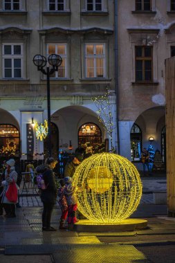 Hradec Kralove, Çek Cumhuriyeti - 10 Aralık 2025: Ana Meydan 'da Advent Market. Hradec Kralove, Bohemya, Çek Cumhuriyeti 'nde şenlikli bir Noel atmosferi. 