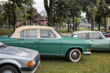 Hradec Kralove, Çek Cumhuriyeti - 6 Eylül 2025: Çek otoyolu üzerinde seyahat eden klasik araba ve motosikletler. Klasik araba buluşması..