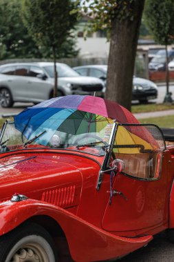 Hradec Kralove, Çek Cumhuriyeti - 6 Eylül 2025: Çek otoyolu üzerinde seyahat eden klasik araba ve motosikletler. Klasik araba buluşması..