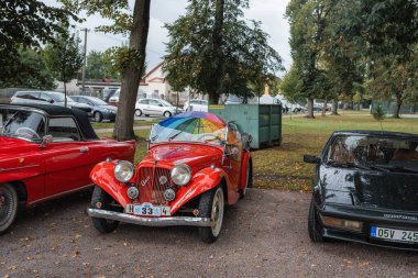 Hradec Kralove, Çek Cumhuriyeti - 6 Eylül 2025: Çek otoyolu üzerinde seyahat eden klasik araba ve motosikletler. Klasik araba buluşması..