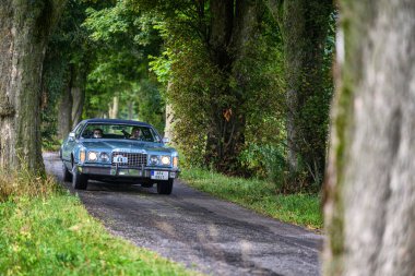 Orlicke hory, Çek Cumhuriyeti - 6 Eylül 2025: 1973 Ford Thunderbird. Antika araba ve motosikletler Çek kırsalında seyahat ediyorlar. Klasik araba buluşması..