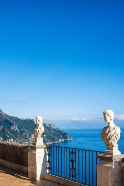 Ravello, İtalya - 18 Ekim 2025 İtalyan kasabası Ravello 'daki Villa Cimbrone Bahçeleri.