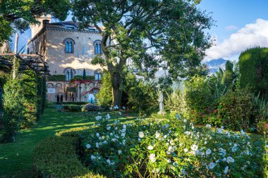 Ravello, İtalya - 18 Ekim 2025 İtalyan kasabası Ravello 'daki Villa Cimbrone Bahçeleri.
