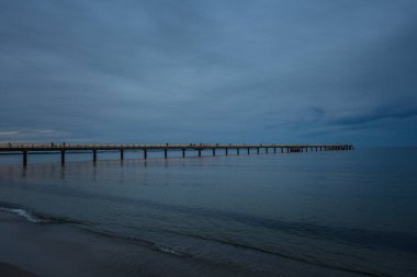 Binz, Almanya - 30 Ekim 2025: Rgen adasındaki sahil beldesi Binz üzerinde akşam manzarası.