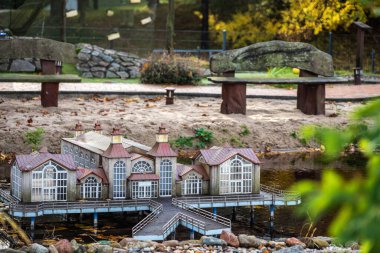 Gohren, Almanya - 30 Ekim 2025: Rgen-Gohren, Baltık Denizi, Almanya, Avrupa 'daki sahil manzarası ve deniz köprüsü