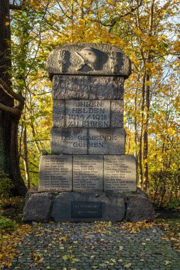 Gohren, Almanya - 30 Ekim 2025: Rgen-Gohren, Baltık Denizi, Almanya, Avrupa 'daki sahil manzarası ve deniz köprüsü