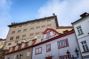 Prag, Çek Cumhuriyeti - 16 Kasım 2025: Charles Köprüsü 'nden Prag Kalesi' ne giden Eski Prag sokakları.