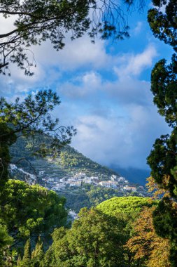 Ravello, İtalya - 18 Ekim 2025: Villa Cimbrone ve İtalyan şehri Ravello 'da bahçe.