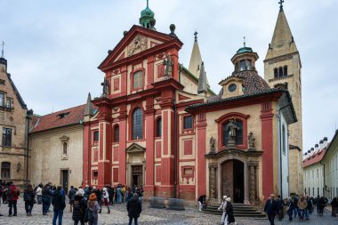 Prag, Çek Cumhuriyeti - 16 Kasım 2025: St. George Bazilikası Prag Kalesi 'nde hayatta kalan en eski kilise binasıdır ve 920 yılında kurulmuştur..