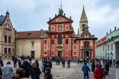 Prag, Çek Cumhuriyeti - 16 Kasım 2025: St. George Bazilikası Prag Kalesi 'nde hayatta kalan en eski kilise binasıdır ve 920 yılında kurulmuştur..