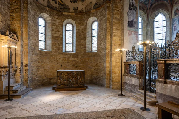 Prag, Çek Cumhuriyeti - 16 Kasım 2025 - 920 yılında Bohemya Dükü I. Vratislaus tarafından kurulan Aziz George Bazilikası Prag Kalesi 'nde hayatta kalan en eski kilisedir. Kilisenin içinde..