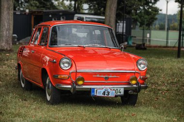 Orlicke hory, Çek Cumhuriyeti - 6 Eylül 2025: Çekoslovak otomobil Skoda 1000 MB. Antika araba ve motosikletler Çek kırsalında seyahat ediyorlar. Klasik araba buluşması..