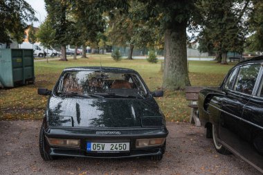 Orlicke hory, Çek Cumhuriyeti - 6 Eylül 2025: Çek otoyolu üzerinde seyahat eden klasik araba ve motosikletler. Klasik araba buluşması..