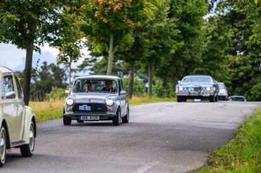 Orlicke hory, Çek Cumhuriyeti - 6 Eylül 2025: Çek otoyolu üzerinde seyahat eden klasik araba ve motosikletler. Klasik araba buluşması..