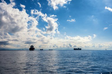 Napoli, İtalya - 17 Ekim 2025: Dev kargo gemileri Napoli limanı yakınlarındaki Tyrhenian Denizi 'nde seyahat ediyor.