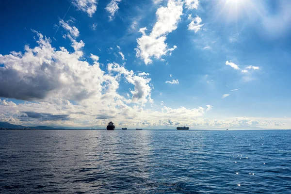 Napoli, İtalya - 17 Ekim 2025: Dev kargo gemileri Napoli limanı yakınlarındaki Tyrhenian Denizi 'nde seyahat ediyor.