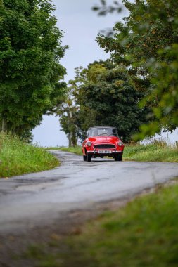 Hradec Kralove, Çek Cumhuriyeti - 6 Eylül 2025: Çekoslovak otomobil Skoda Felicia, 1960. Antika araba ve motosikletler Çek kırsalında seyahat ediyorlar. Klasik araba buluşması..