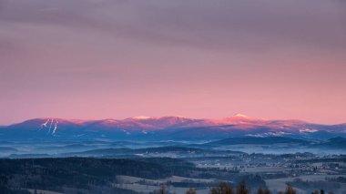 Güzel, renkli kış gündoğumu sırasında dev dağların manzarası..