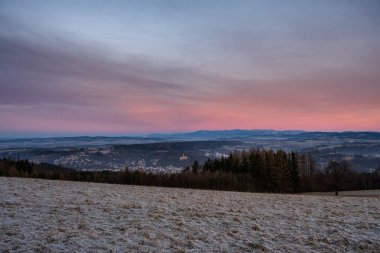 Güzel, renkli kış gündoğumu sırasında dev dağların manzarası..