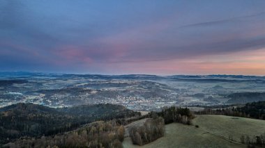 Jiraskova Chata 'da Nachod şehrinde kış gündoğumu.