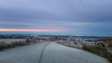 Jiraskova Chata 'da Nachod şehrinde kış gündoğumu.