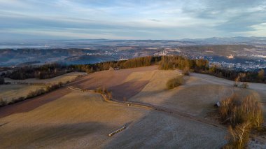 Jiraskova Chata 'da Nachod şehrinde kış gündoğumu.