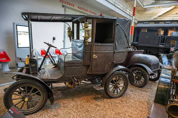 Prag, Çek Cumhuriyeti - 14 Ekim 2025: vz Velox 8 / 10 HP, vzcn dochovan vz s uzavenou karosri coup-landaulet vyrbn v letech 1908-1909 firmou Velox Praha - Karlin.