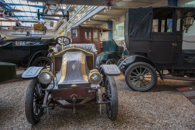 Prag, Çek Cumhuriyeti - 14 Ekim 2025: 1909 Renault AX arabası. Renault AX, Renault tarafından 1908-1914 yılları arasında üretilen otomobil. Çoğunlukla taksi şoförleri tarafından kullanılıyordu..