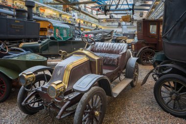 Prag, Çek Cumhuriyeti - 14 Ekim 2025: 1909 Renault AX arabası. Renault AX, Renault tarafından 1908-1914 yılları arasında üretilen otomobil. Çoğunlukla taksi şoförleri tarafından kullanılıyordu..