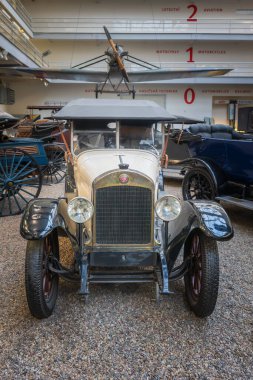 Prag, Çek Cumhuriyeti - 14 Ekim 2025: The Laurin a Klement 105, Çekoslovak otomobil üreticisi Laurin & Klement tarafından 1923-1925 yılları arasında üretilen otomobil..