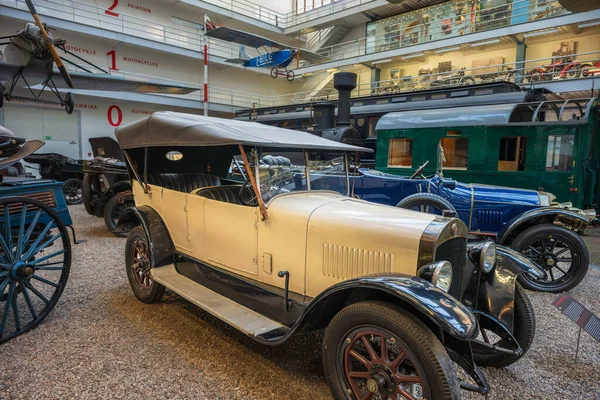 Prag, Çek Cumhuriyeti - 14 Ekim 2025: The Laurin a Klement 105, Çekoslovak otomobil üreticisi Laurin & Klement tarafından 1923-1925 yılları arasında üretilen otomobil..