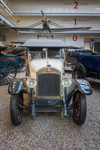 Prag, Çek Cumhuriyeti - 14 Ekim 2025: The Laurin a Klement 105, Çekoslovak otomobil üreticisi Laurin & Klement tarafından 1923-1925 yılları arasında üretilen otomobil..
