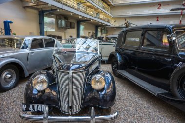 Prag, Çek Cumhuriyeti - 14 Ekim 2025: 1939 Praga Kadını, 1661 cc kapasiteli, zarif, yuvarlak gövdeli ve 4 silindir motorlu bir Çekoslovak orta sınıf arabadır..