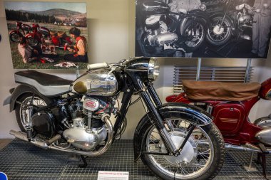 Prag, Çek Cumhuriyeti - 14 Ekim 2025: 1952-1958 yılları arasında üretilen Jawa 500 OHC motosikleti, Çekoslovak üretiminin en belirgin ve güçlü motosikletlerinden biri olarak kabul edilmektedir..