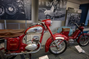 Prag, Çek Cumhuriyeti - 14 Ekim 2025: Jawa Z 150 tipi 352 motosiklet, 1954-1956 yılları arasında ortak girişim olan Jawa ve Z tarafından üretilen tarihi Çekoslovak motosiklet. Sözde 