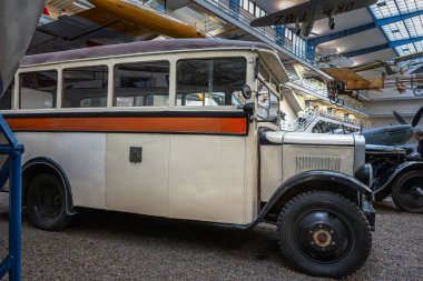 Prag, Çek Cumhuriyeti - 14 Ekim 2025: Praga AN otobüsü, Praga tarafından üretilen tarihi, küçük bir savaş öncesi otobüs..