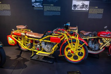 Prag, Çek Cumhuriyeti - 14 Ekim 2025: Bhmerland veya Cechia sergisi. Dünyanın en uzun motosikleti. Dünyanın en uzun motosikletleri olarak kabul edilen bu istisnai makineler, tasarımcı A.Liebisch 'in liderliğinde 1925 yılından beri üretilmiştir..