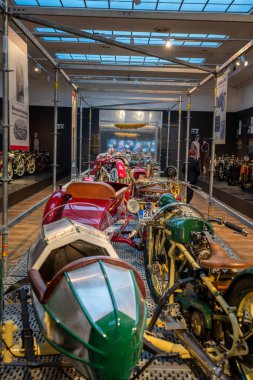 Prag, Çek Cumhuriyeti - 14 Ekim 2025: Bhmerland veya Cechia sergisi. Dünyanın en uzun motosikleti. Dünyanın en uzun motosikletleri olarak kabul edilen bu istisnai makineler, tasarımcı A.Liebisch 'in liderliğinde 1925 yılından beri üretilmiştir..