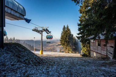 Detn v Orlickch horach, Çek Cumhuriyeti - 26 Aralık 2025: Kayak merkezi, yamaçtaki ilk kayakçılar. Yapay kar.