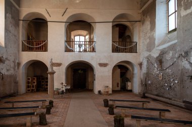 Destne, Çek Cumhuriyeti - 25 Aralık 2025: eski püskü kilise içi. St. Matthew Kilisesi Destne v Orlickych horach, Çek Cumhuriyeti.