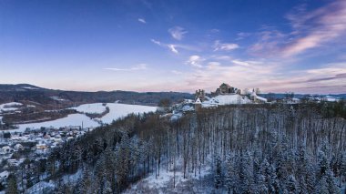 Potstejn Kalesi 'nin engin kalıntıları doğu Bohemya' daki Potstejn köyünün güneydoğusunda bulunan ağaçlık bir konik tepenin üzerinde yer almaktadır ve Podorlicko 'nun merkez kısmına hakimdir. Kış havası.