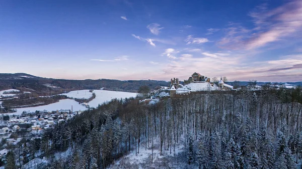 Potstejn Kalesi 'nin engin kalıntıları doğu Bohemya' daki Potstejn köyünün güneydoğusunda bulunan ağaçlık bir konik tepenin üzerinde yer almaktadır ve Podorlicko 'nun merkez kısmına hakimdir. Kış havası.