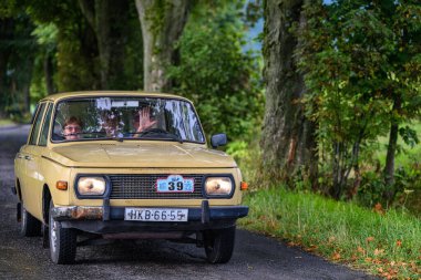 Orlicke hory, Çek Cumhuriyeti - 6 Eylül 2025: Wartburg W 353 1976 tarihli klasik araba ve motosikletler Çek ülke yolunda seyahat ediyor. Klasik araba buluşması..