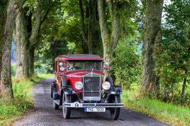Orlicke hory, Çek Cumhuriyeti - 6 Eylül 2025: Çekoslavak otomobil Praga Alfa, 1930. Antika araba ve motosikletler Çek kırsalında seyahat ediyorlar. Klasik araba buluşması..