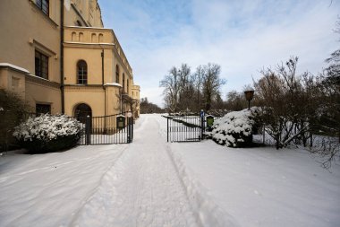 Castolovice, Çek Cumhuriyeti - 16 Şubat 2025: Castolovice, Çek Cumhuriyeti 'ndeki Rönesans kalesi, şatonun ve parkın etrafında kar. Kış batımı.